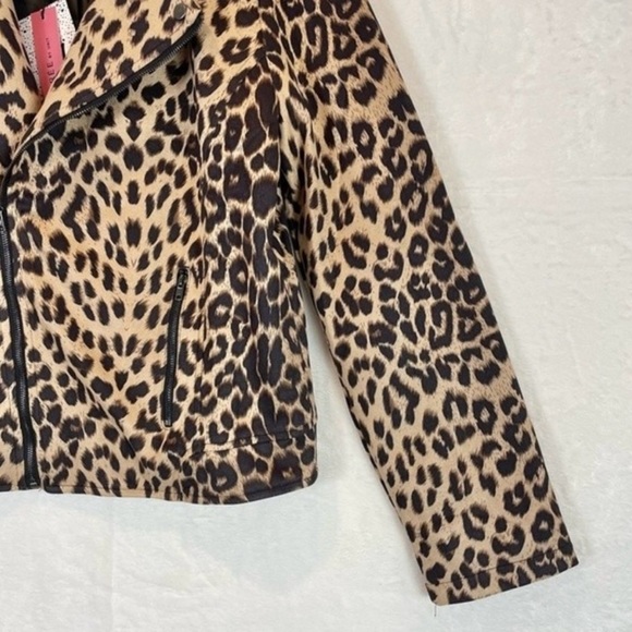 Andree by Unit Animal Print Moto Jacket
Bomber Cropped Zip Front Cheetah
Leopard - Picture 4 of 8